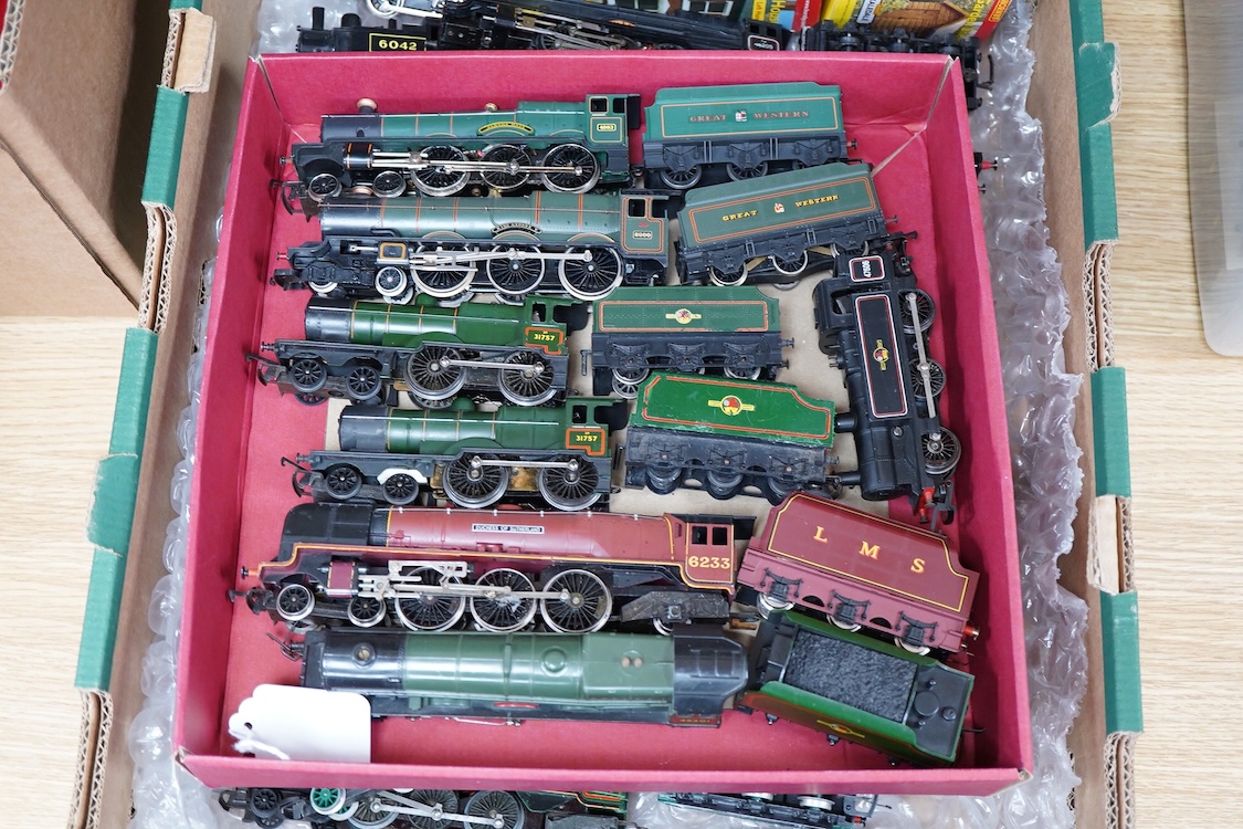 A quantity of 00 gauge model railway by Hornby, Tri-ang, etc. including nineteen locomotives in BR, GWR, LMS, etc. liveries, together with a boxed electrically operated turntable (R070), a terraced house (R8621) and a ga